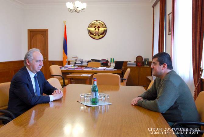 Arayik Harutyunyan a reçu René Léonian représentant de l’Eglise évangélique arménienne dont l’association poursuit ses programmes en Artsakh