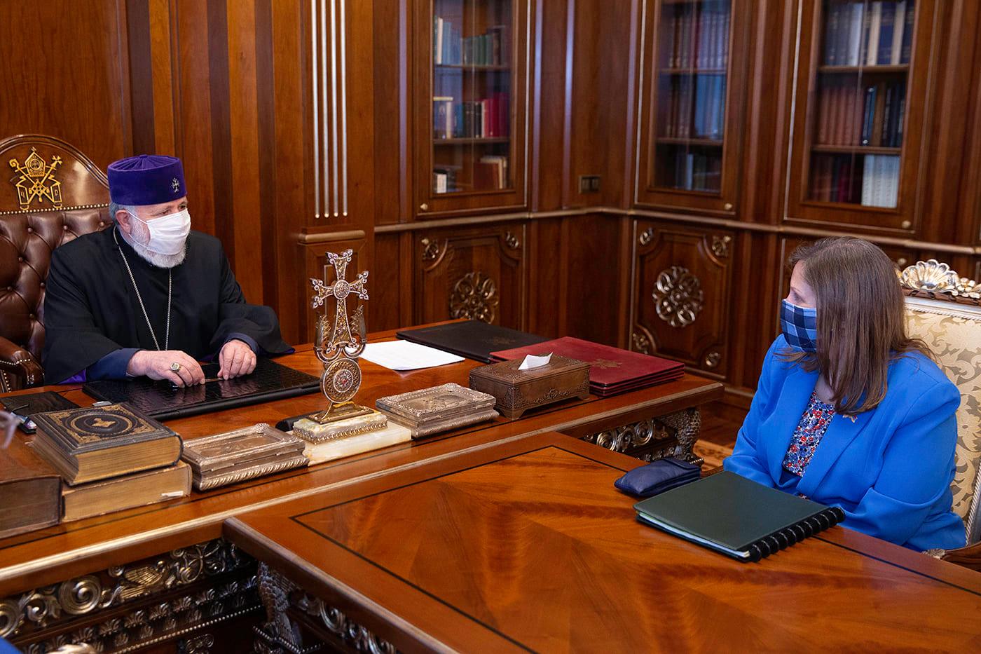 Le Catholicos Karékine II a reçu à Sainte-Etchmiadzine l’Ambassadrice des Etats-Unis en Arménie et discuté de la profanation et destruction des lieux de culte arméniens en Artsakh occupée