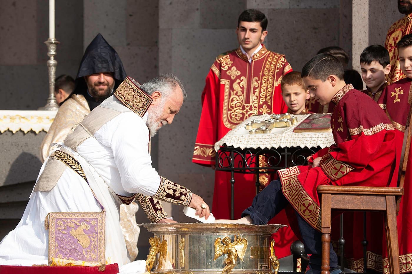Cérémonie de Lavement des Pieds à Sainte-Etchmiadzine par le Catholicos Karékine II