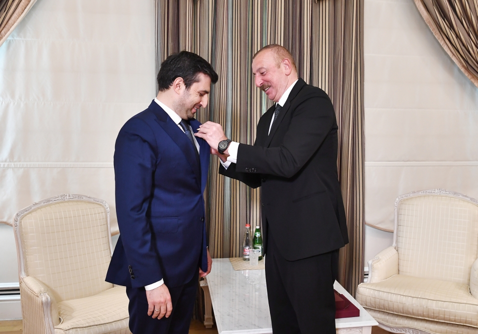Selçuk Bayraktar décoré par Ilham Aliev