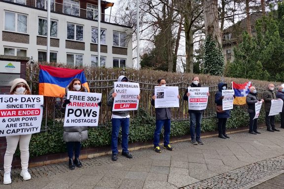 Rassemblement pour les prisonniers de guerre devant l&rsquo;ambassade d&rsquo;Azerbaïdjan