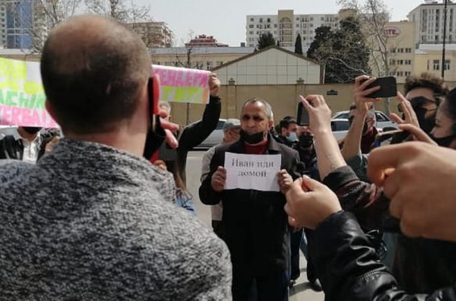 A Bakou des jeunes du parti Mousavat manifestent contre les Arméniens…et les Russes qui auraient tiré des missiles sur Chouchi…