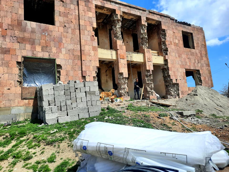 Un ancien immeuble partiellement détruit en 1990 à Chourmoukh dans la région de Syunik va être reconstruit