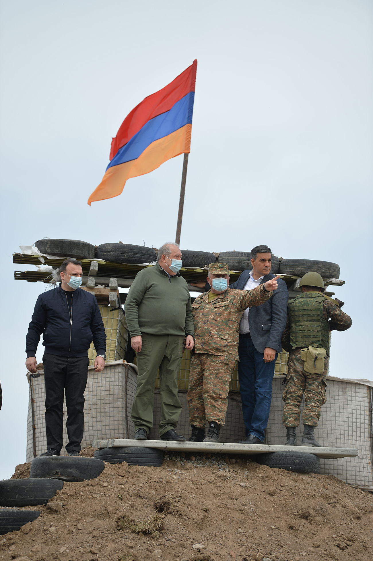Le président Armen Sarkissian sur un poste de défense à Khdzakh (Syrunik) : ensemble aidons-nous