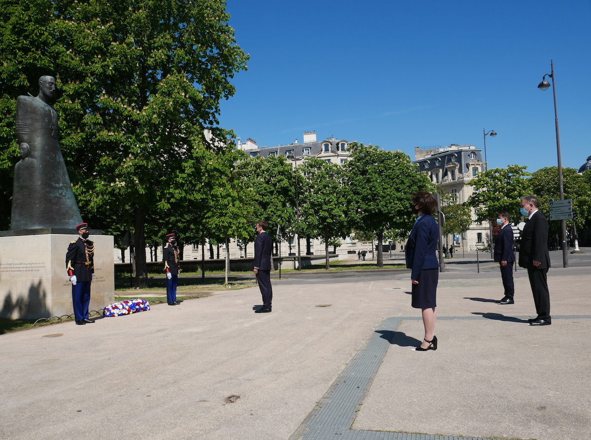 Emmanuel Macron s&rsquo;est recueilli à la statue Komitas à Paris