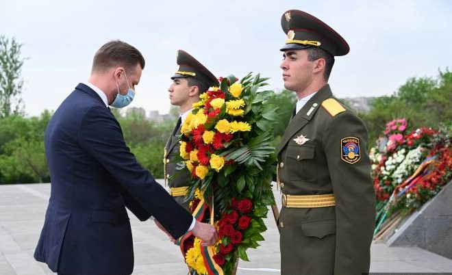 Le Ministre lituanien des Affaires étrangères a rendu hommage aux victimes du génocide arménien au Mémorial à Erévan