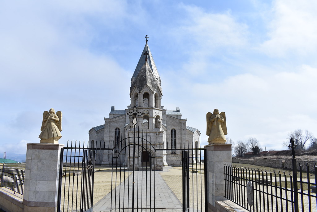 Profanation des Azéris : les anges de l’entrée de la cathédrale Sourp Ghazantchetsots de Chouchi ont disparu…