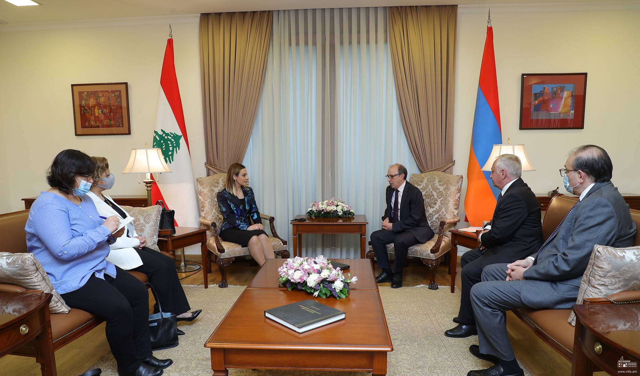 Le MAE Ara Aivazian reçoit la ministre libanaise Vartine Ohanian