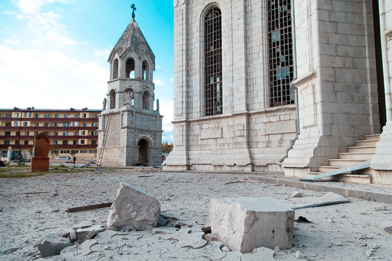 Sous couvert de travaux de rénovation l’Azerbaïdjan détruit la cathédrale arménienne Sourp Ghazantchetsots de Chouchi selon Kegham Nazaryan