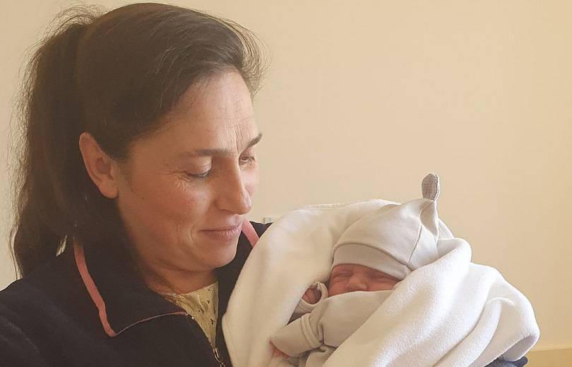 A Gumri, Lilit Khatchartyan (39 ans) a donné naissance à son 13e enfant qui prit le prénom de Missak, un cousin héros tombé à 19 ans lors de la guerre de l’Artsakh