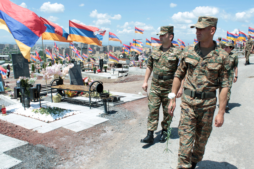 Revenus en Arménie après leur mission au Liban les soldats Arméniens chargés du maintien de la paix se sont aussitôt rendus au cimetière de Yerablour honorer la mémoire des héros de l’Artsakh
