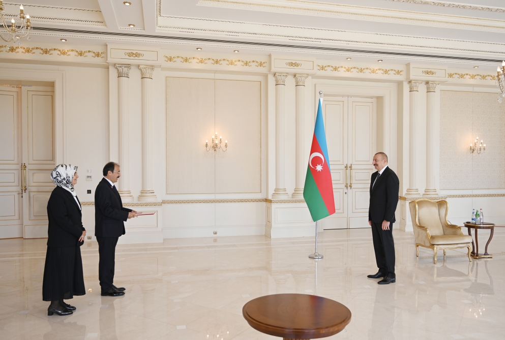Cahit Bagci et sa femme voilée, nouvel ambassadeur de Turquie