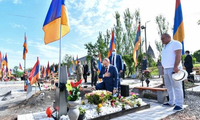 Nikol Pachinian a rendu hommage aux soldats Arméniens martyrs au cimetière militaire de Yerablour à Erévan