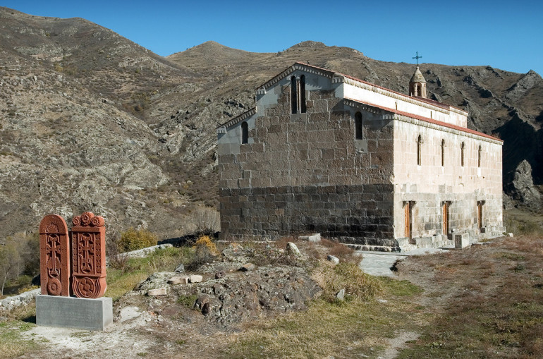 Le responsable de la communauté des Oudis d’Azerbaïdjan qui présentait le patrimoine arménien de l’Artsakh comme Oudi dans une conférence interpellé par un historien arménien