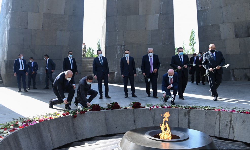 Le Premier ministre géorgien s’est rendu au mémorial du génocide arménien à Erévan en hommage aux 1,5 million de victimes arméniennes de 1915