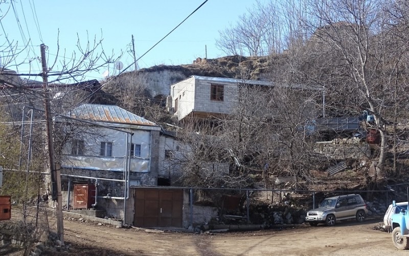 Les habitants du village arménien de Khoznavar près de Sév Lidj sont inquiets mais pas paniqués, des soldats Arméniens affirment qu’ils peuvent éliminer l’ennemi