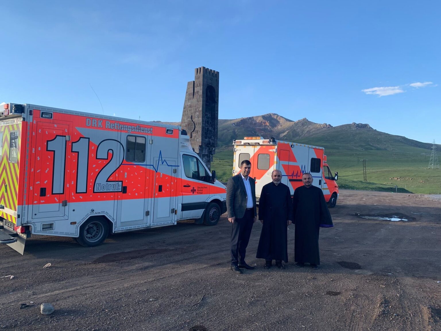 Deux ambulances offertes par l’Eglise arménienne d’Allemagne et des membres de la communauté arméniennes sont arrivées en Artsakh