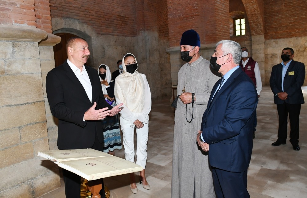La famille Aliev visite une une église arménienne à Nij