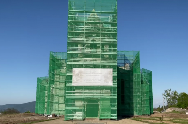 La cathédrale Sourp Ghzantchetsots de Chouchi en rénovation qui ressemble à une transformation de son identité arménienne par une azérization