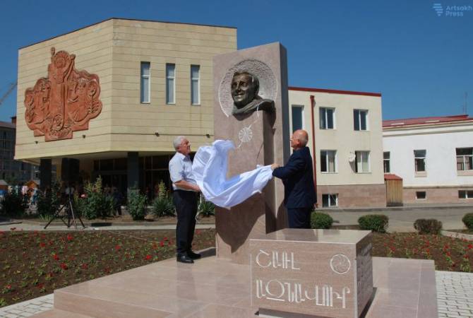 Le buste de Charles Aznavour inauguré ce matin face au Centre culturel Charles Aznavour de Stepanakert (Artsakh)