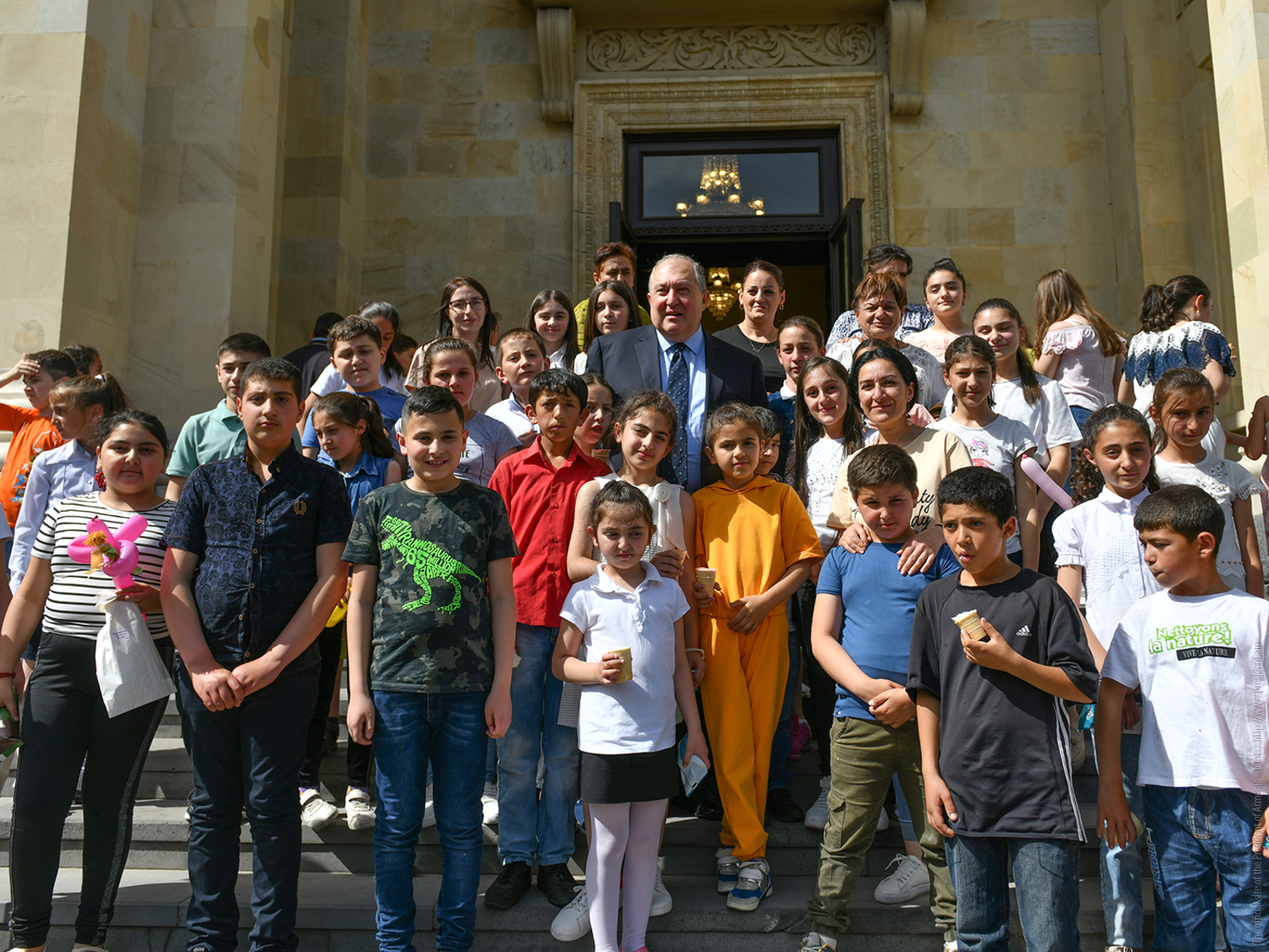 Le président Armen Sarkissian a reçu dans son palais présidentiel des enfants des villages frontaliers et réfugiés de l’Artsakh à l’occasion de la Journée de l’enfance