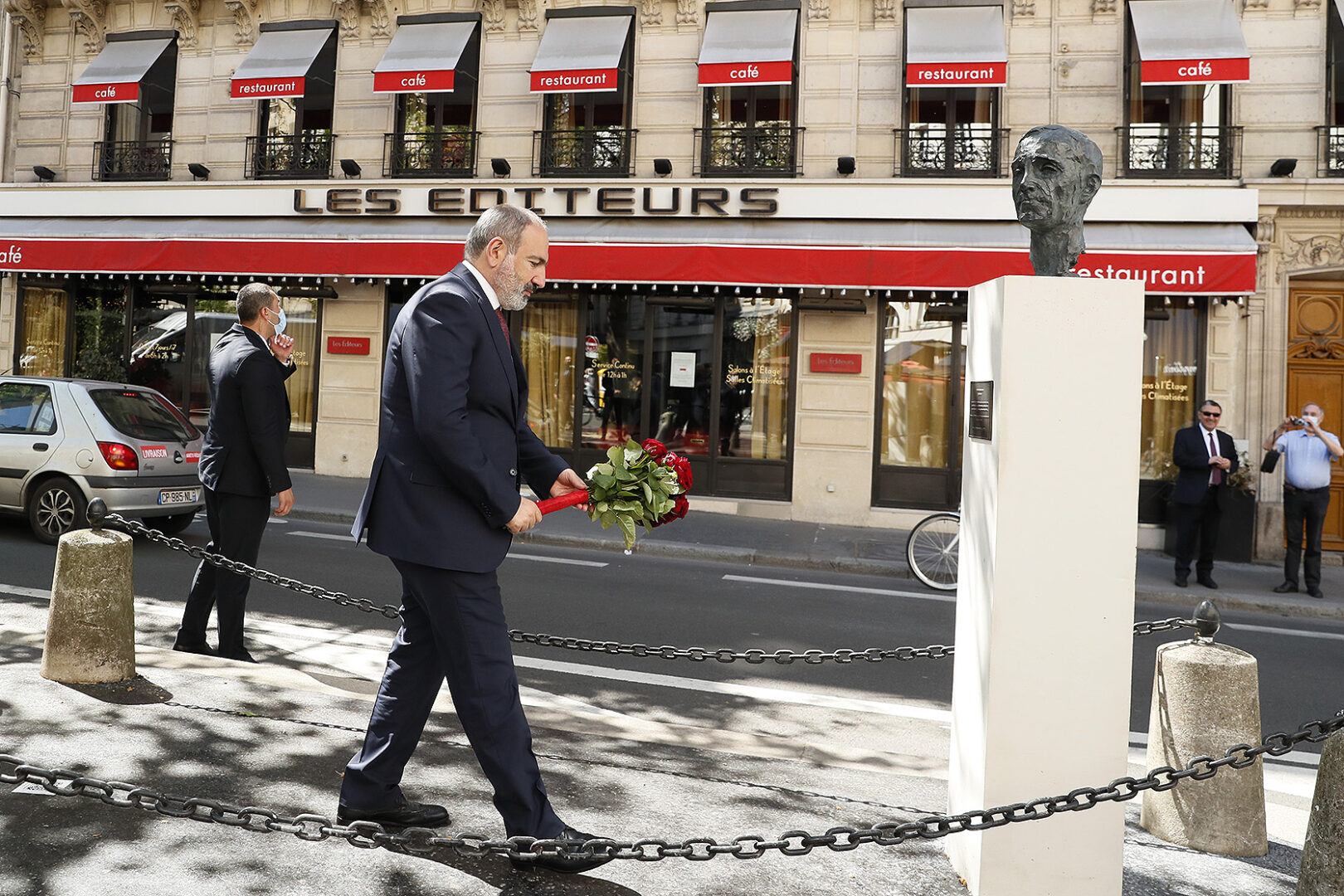 Nikol Pachinian a honoré la mémoire de Charles Aznavour en se rendant face à son stèle inauguré à Paris le 22 mai dernier