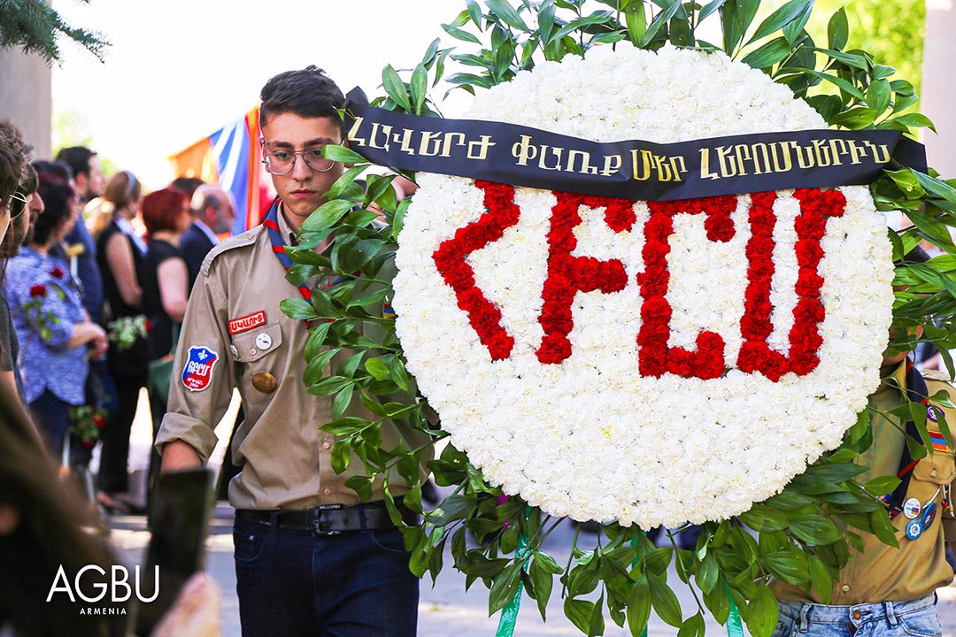 L&rsquo;UGAB rend hommage aux héros tombés au cimetière de Yerablur