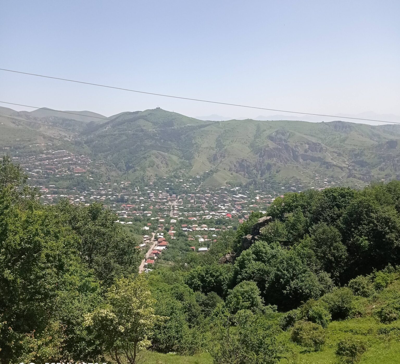 Les villageois de la région de Tegh dans le Syunik vont effectuer leurs récoltes dans les champs près de la frontière arméno-azérie, sécurisés par les forces russes
