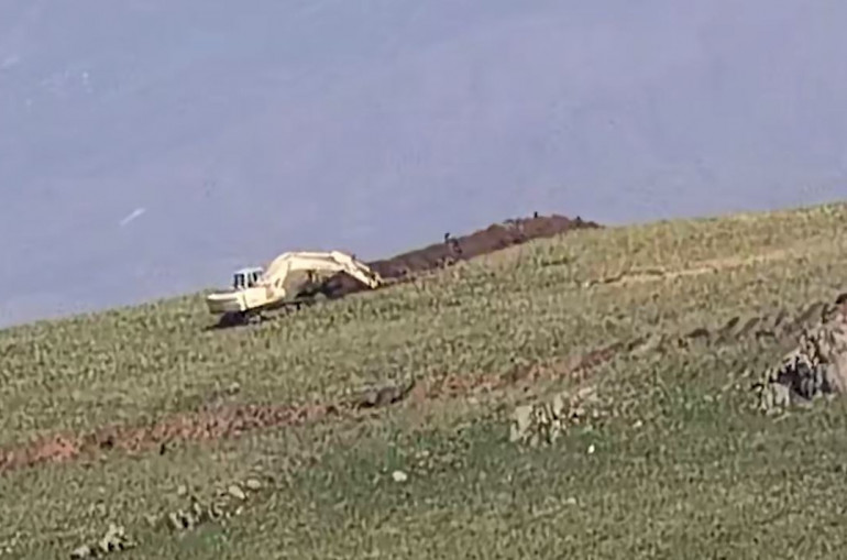 Les Azéris ouvrent des tranchées en Arménie près du village de Verin Chorja dans la région de Gegharkounik et se sont repliés après les tirs arméniens…