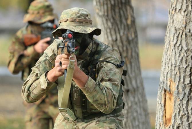 Les forces arméniennes tirent pour faire cesser les travaux de consolidation des positions azéries dans la région de Gegharkounik (Arménie), les azéris cessent mais répliquent