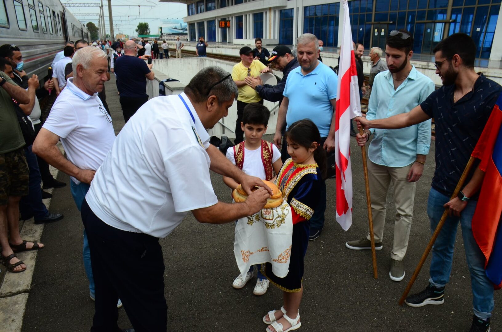 Cérémonie d’accueil pour la première liaison ferroviaire estivale Erévan-Batoumi (Géorgie) organisée par la communauté arménienne de Batoumi