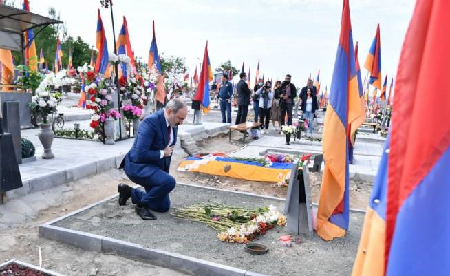 Nikol Pachinian a rendu hommage aux soldats Arméniens tombés lors des combats en Artsakh au Panthéon militaire de Yerablour d’Erévan