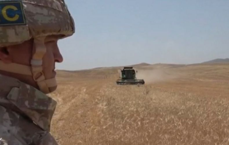Dans la région de Martouni (Artsakh) la récolte de blé est réalisée sous la protection des forces russes
