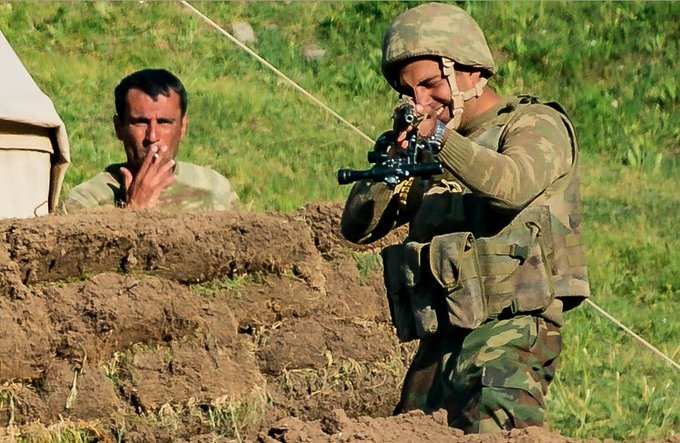 Des journalistes Espagnols qui effectuaient un reportage dans la région de Gegharkounik (Arménie) menacés par des soldats Azéris à la frontière de l’Azerbaïdjan