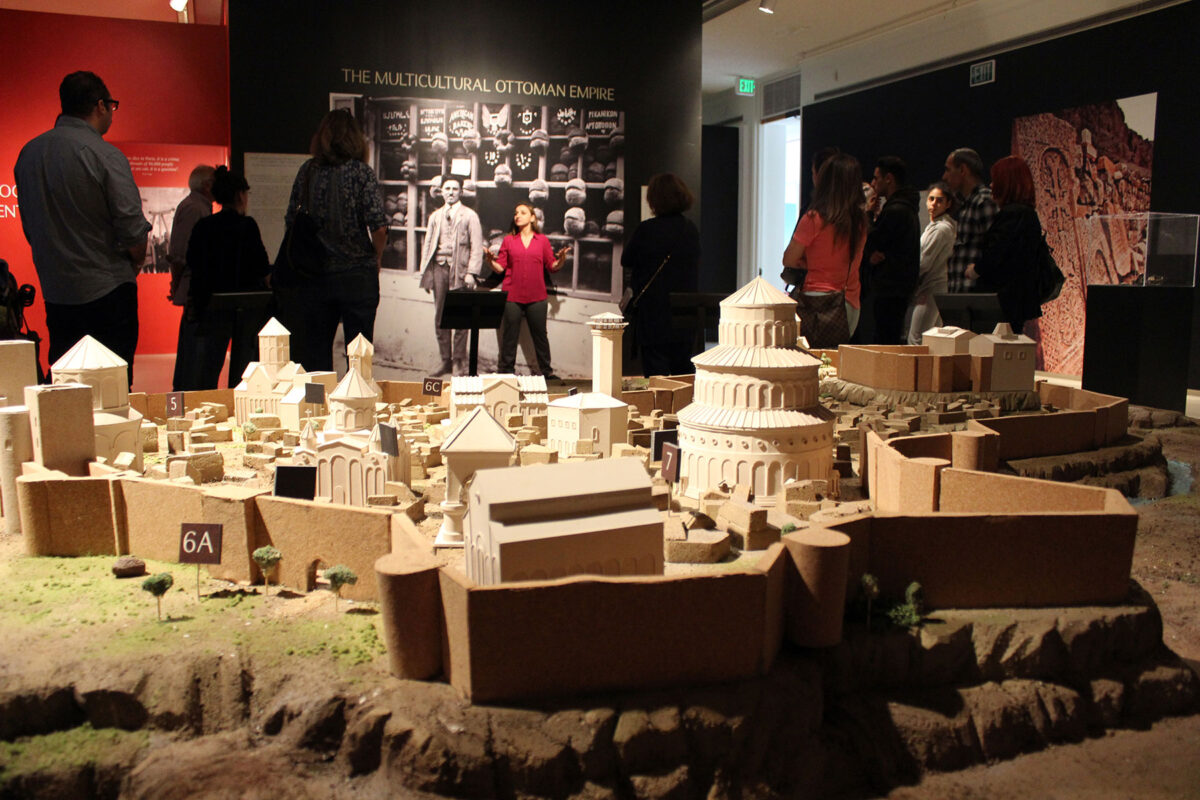 Pose de la première pierre à Glendale en juillet
