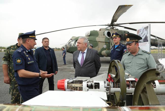 Le ministre arménien de la Défense visite la base aérienne russe Erébuni à Erévan et analyse les hélicoptères militaires