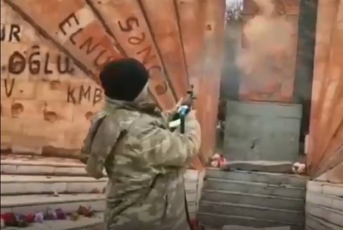 Vidéo d’un soldat Azéri tirant sur un khatchkar arménien dans la région de Hadrout en Artsakh occupée
