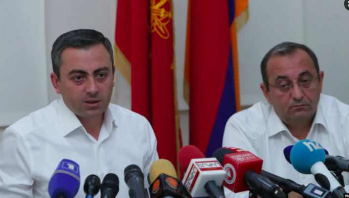 Le bloc de Kocharian reporte sa décision sur le boycott du Parlement