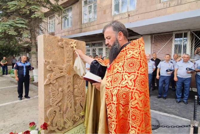 Inauguration d’un khatchkar et d’une fontaine à Akhourian dans la région de Chirak, dédiés aux policiers Arméniens disparus lors de la dernière guerre en Artsakh