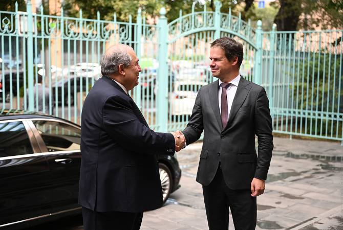Le Président Armen Sarkissian s&rsquo;est rendu à l&rsquo;ambassade de France en Arménie à l’occasion de la Fête nationale en France