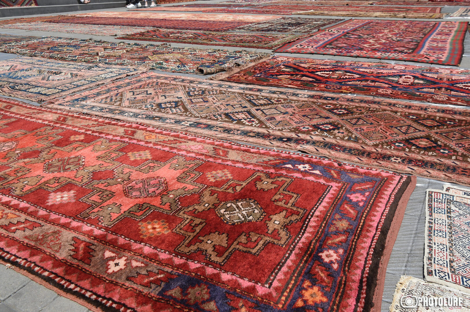70 tapis ramenés de l’Artsakh ont été exposés au parc du Vernissage à Erévan selon la tradition de « donner du soleil »
