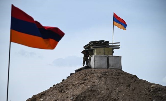 Les soldats Azéris tirent en direction du village de Verin Shorja dans la région de Gagharkounik (Arménie)