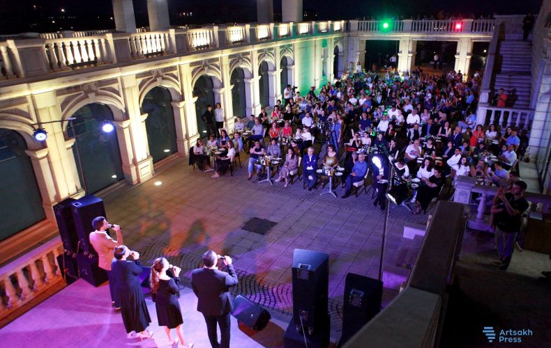 A Stepanakert samedi 24 juillet s’est déroulé au complexe Vallex Garden un concert-souvenir dédié aux héros disparus lors de la dernière guerre de l’Artsakh
