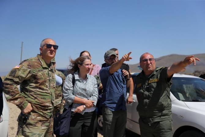 Les États-Unis rejettent le recours à la force aux frontières, l’Ambassadrice américain Lynn Tracey a visité la frontière arméno-azérie près de Verin Shorja dans la région de Gegharkounk