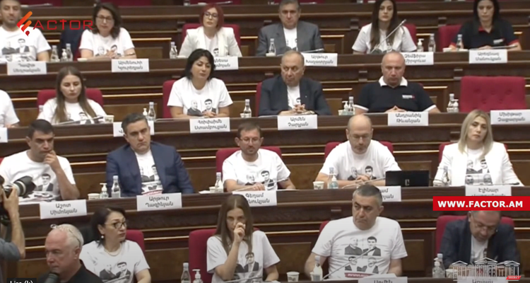 Première séance du nouveau parlement sous le signe des protestations