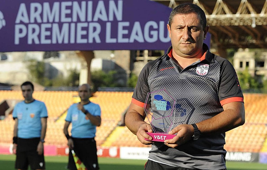 Vardan Bichakhchyan reçoit le prix du meilleur entraîneur de la saison 2020-21 (PHOTO)