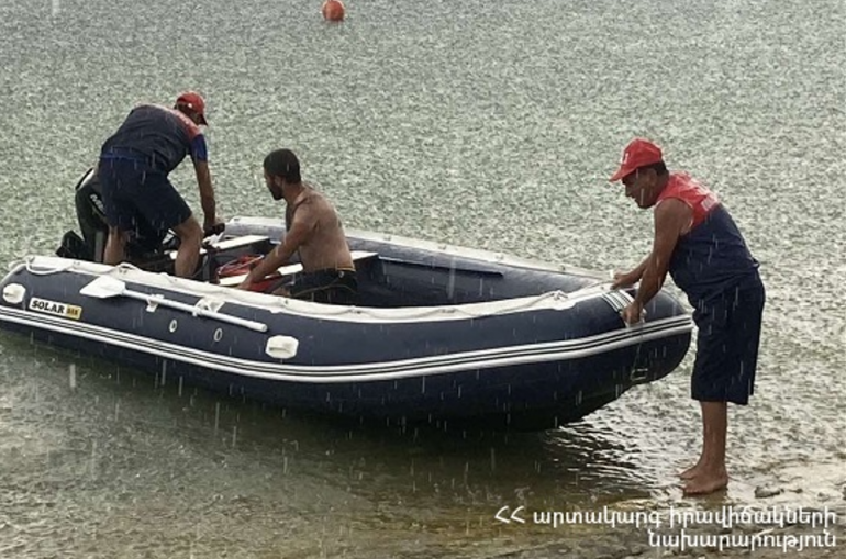 Les sauveteurs ont ramené sur la plage du lac Sevan un homme qui était en difficulté dans les eaux