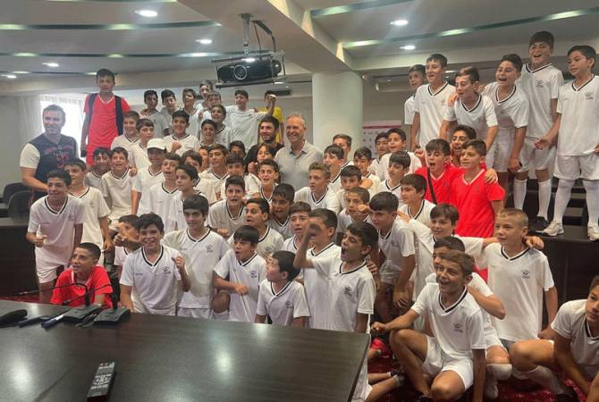 Joaquin Caparros rencontre les étudiants de l&rsquo;Académie de football d&rsquo;Arménie