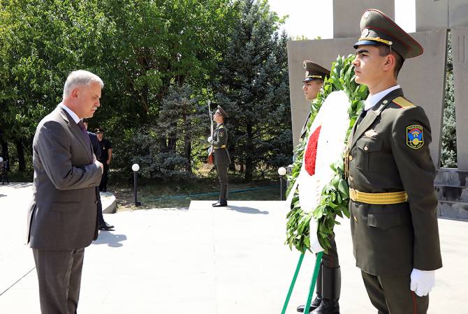 Stanislav Zas le Secrétaire général de l’OTSC s’est rendu au cimetière militaire des héros de Yerblour à Erévan
