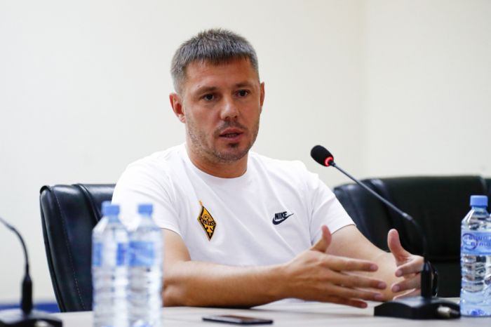 Entraîneur principal de « Kairat ». Je pense que ce sera bien pour Kamo Hovhannisyan de jouer